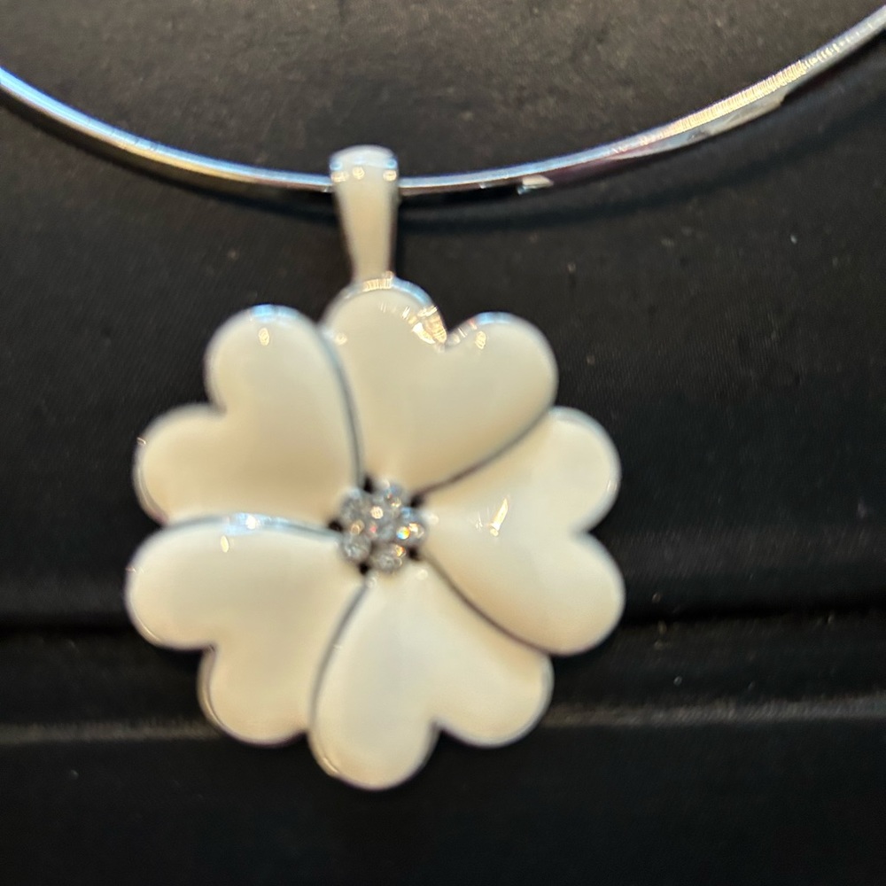 Silver choker with white acrylic, flower pendant
